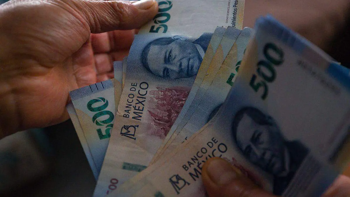 Mexicanos destinan la mitad de su sueldo en pagar deudas